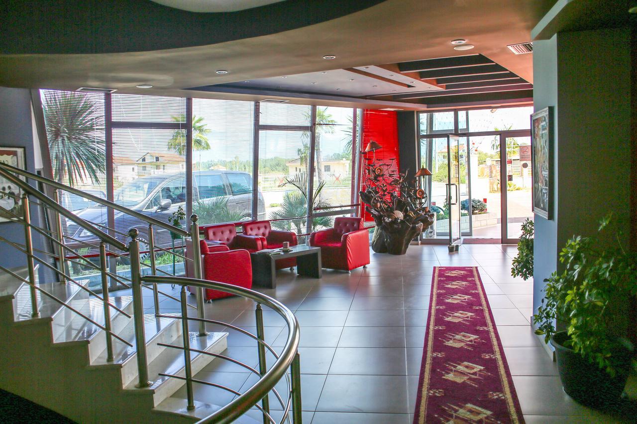 Hotel Vila Aeroport Rinas Exterior foto